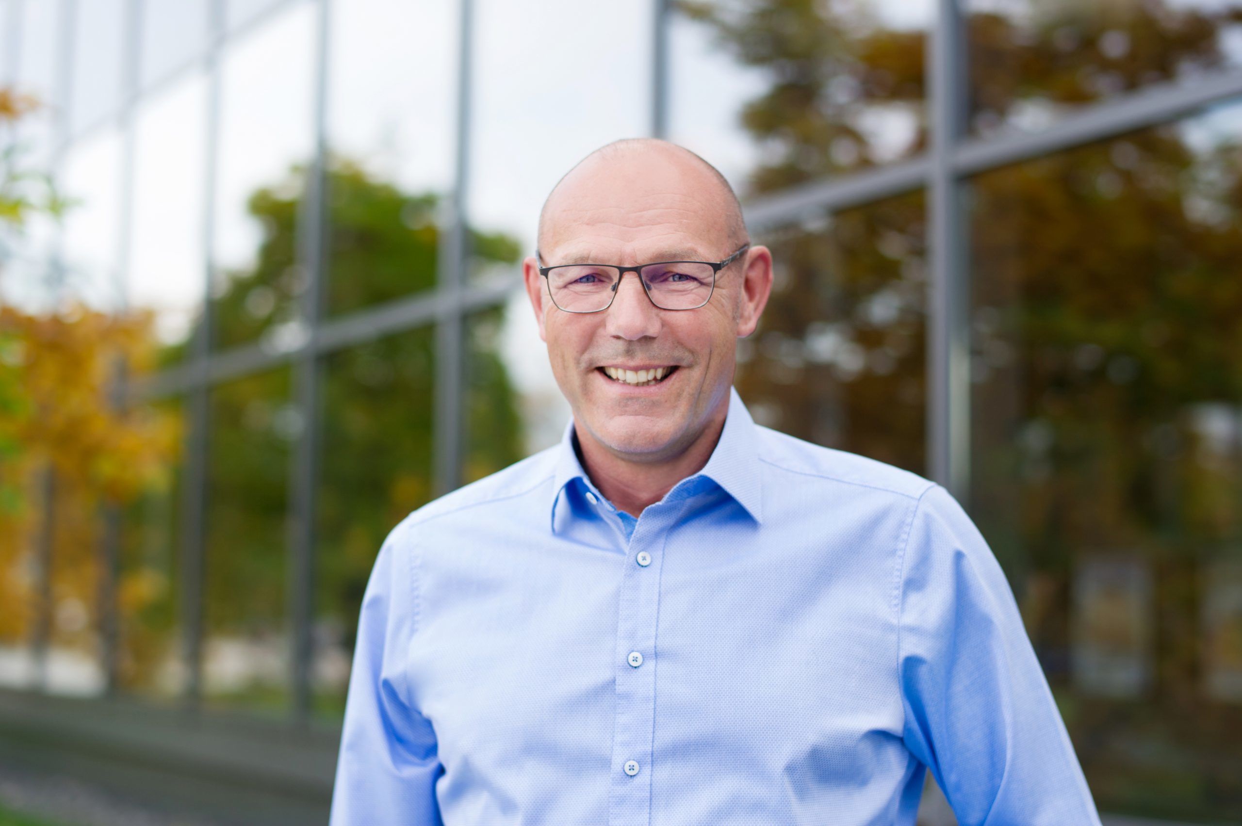 professional-man-portrait-outdoor-smiling